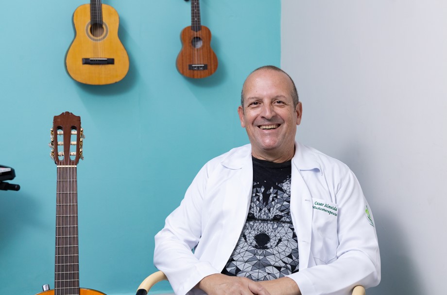 Cesar Almeida, musicoterapeuta